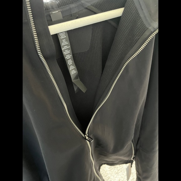 Stay warm in the cold with this versatile jacket that can be worn under a coat. - Picture 10 of 11